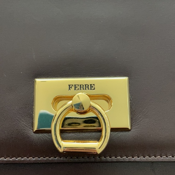 Gianfranco Ferré leather purse with gold chain. - Picture 2 of 5